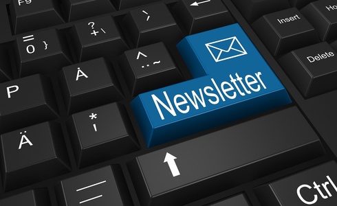 Tastatur mit hervorgehobenem Schlüssel für "Newsletter" und E-Mail-Symbol.