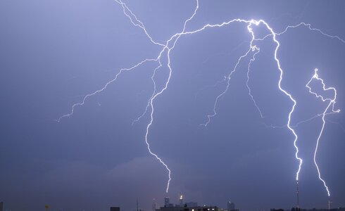 Blitz schlägt während eines Gewitters in den Himmel.