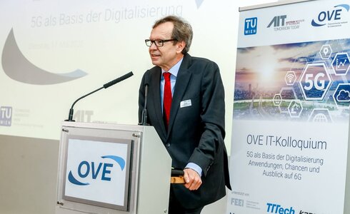 Mann spricht auf einem Kolloquium über 5G und Digitalisierung.