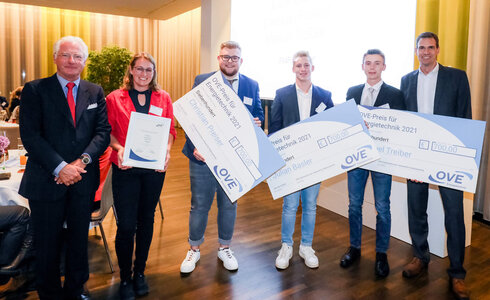 Preisträger der OVE-Auszeichnung 2021 präsentieren stolz ihre Auszeichnungen.