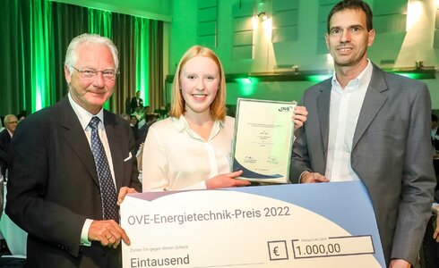 Doris Juri erhält den OVE-Energietechnik-Preis 2022 mit einem Scheck über 1000 Euro.