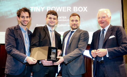 Gewinner OVE Innovation Award 2022 mit OVE-Präsident Kari Kapsch