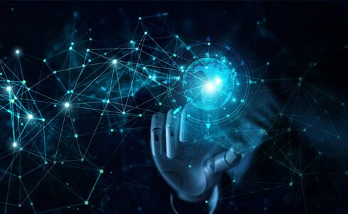 Ein Roboterarm hält eine holographische Darstellung einer leuchtenden Weltkugel.