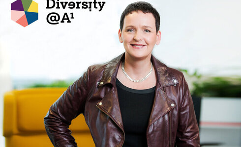 Portrait einer Frau in einer braunen Lederjacke, mit dem Text "Diversity @A1".