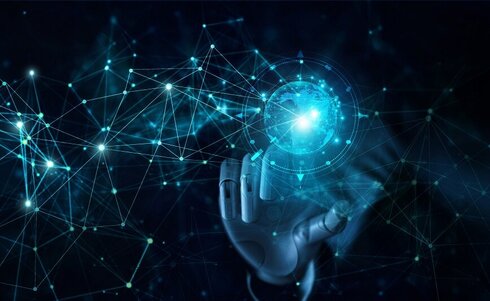 Eine robotic Hand hält eine leuchtende, digitale Weltkugel in einem Netzwerk.