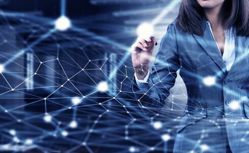 Frau in Anzug interagiert mit digitalem Netzwerk.