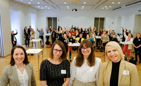 (c) OVE/Kotal OVE Fem, Neujahrsfrühstück, Gruppe