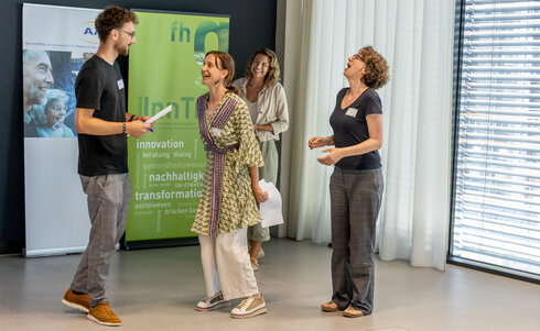 Vier Menschen spielen Impro-Theater