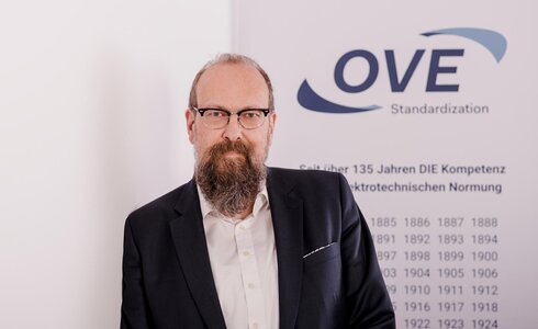 Christian Gabriel leitet die Lerhveranstaltung "Normung und Recht in der Elektrotechnik"