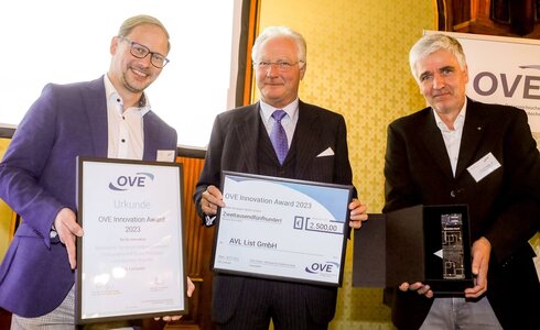 Drei Männer halten Urkunden und einen Preis beim OVE Innovationspreis 2023.