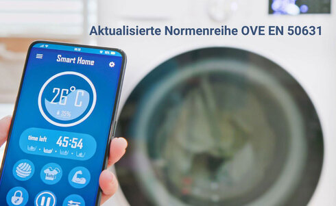 Smartphone zeigt intelligente Haussteuerung und aktuelle Waschmaschine.