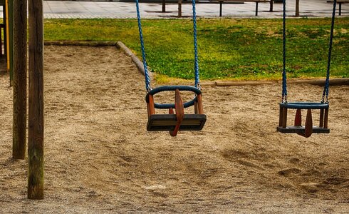 Kinderspielplatz, 2 leere Schaukeln