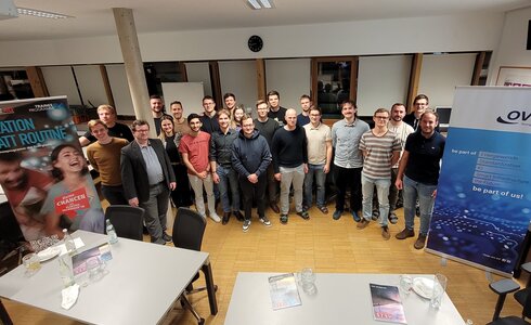 Gruppenfoto von Teilnehmern bei einer Veranstaltung in einem Seminarraum.