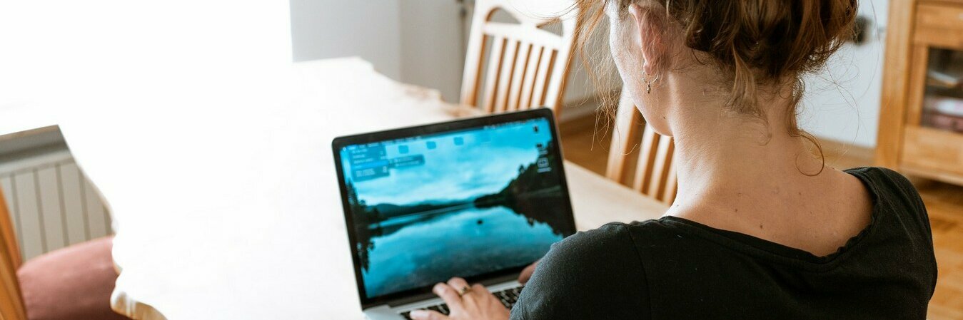 Frau mit Laptop, Homeoffice