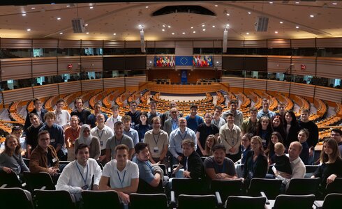 Gruppe von Personen im Europäischen Parlamentssitzungssaal.