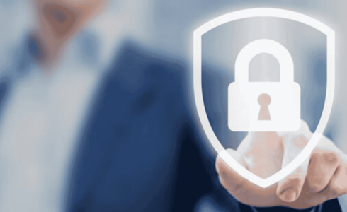 Cyber Security_Bannerbild.png Person im Hintergrund zeigt mit Finger auf ein digitales Symbol, ein Schild mit Vorhängeschloss in der Mitte