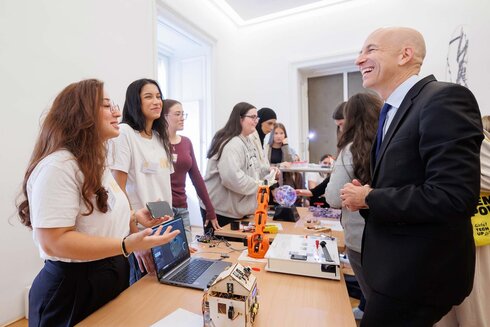 Girls Tech Up Wien 2024 BM Kocher zu Besuch