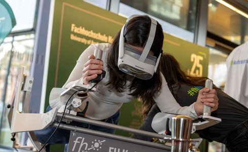Mädchen mit VR-Brille auf einem Flugsimulator