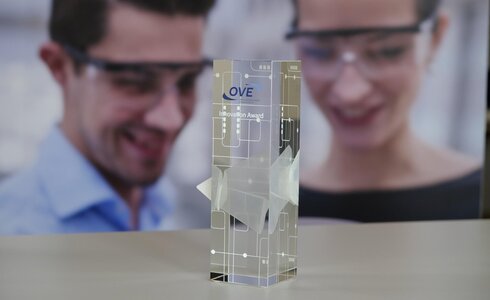 Preisgekrönte Auszeichnung aus Glas mit dem Wort "LOVE".