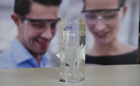 Preisgekrönte Auszeichnung aus Glas mit dem Wort "LOVE".