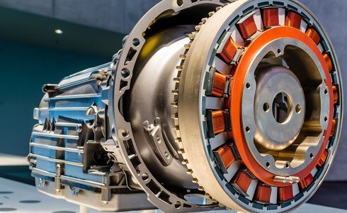 Detailaufnahme eines Motors mit rotierenden Teilen und sichtbaren Wicklungen.