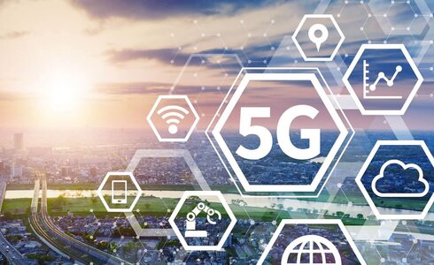 Stadtansicht mit Grafiken zu 5G-Technologie und Vernetzungselementen.