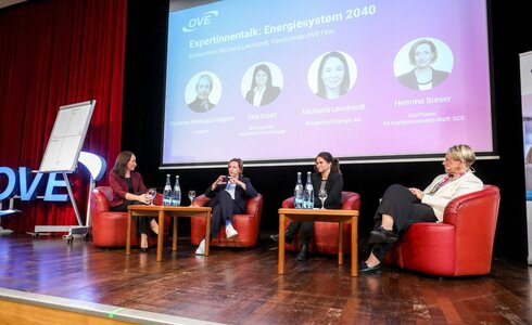 Frauen auf einem Podium aus der Ferne fotografiert