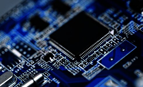 Nahaufnahme eines blauen Computer-Motherboards mit einem großen Mikrochip.