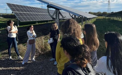 Damen vor einer Agri-PV-Anlage